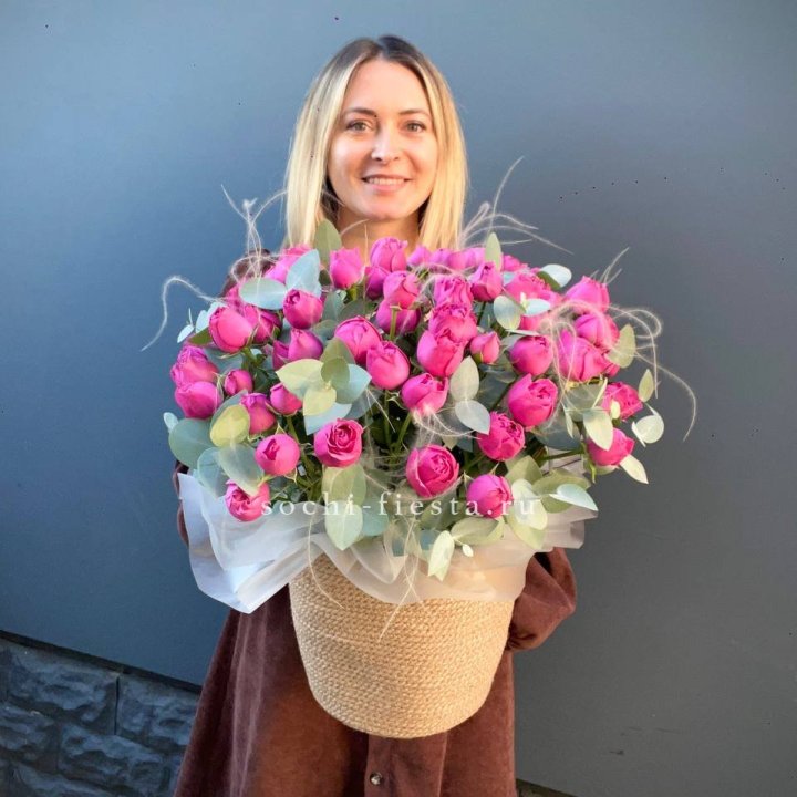 Пионовидные розы  в джутовом кашпо  в Прокопьевске