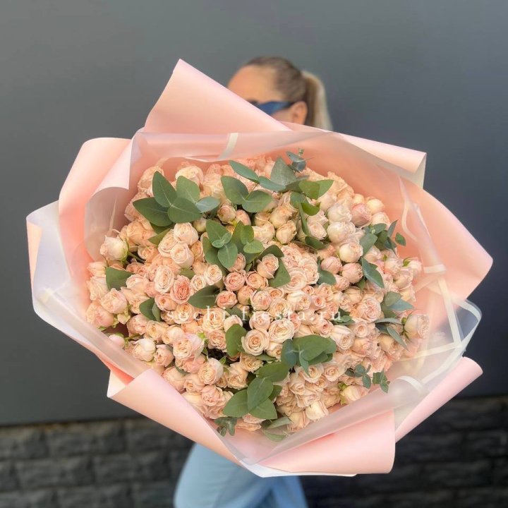 101 кустовая роза с эвкалиптом в Прокопьевске