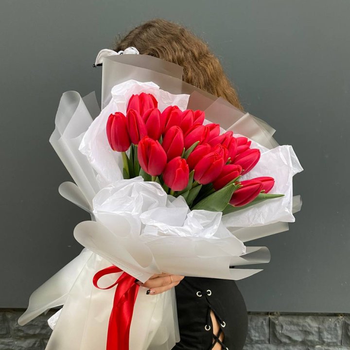  25 красных воздушных тюльпанов в Прокопьевске