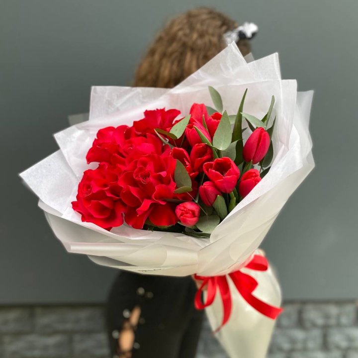 Дуо тюльпаны и розы в Прокопьевске