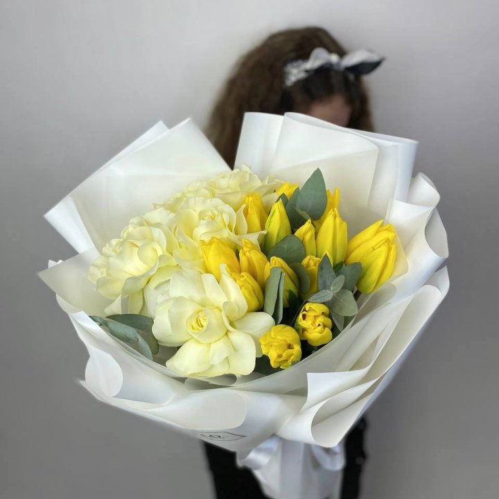 Дуо жёлтые тюльпаны и розы в Прокопьевске