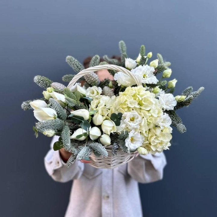 Новогодняя корзина с цветами в Прокопьевске