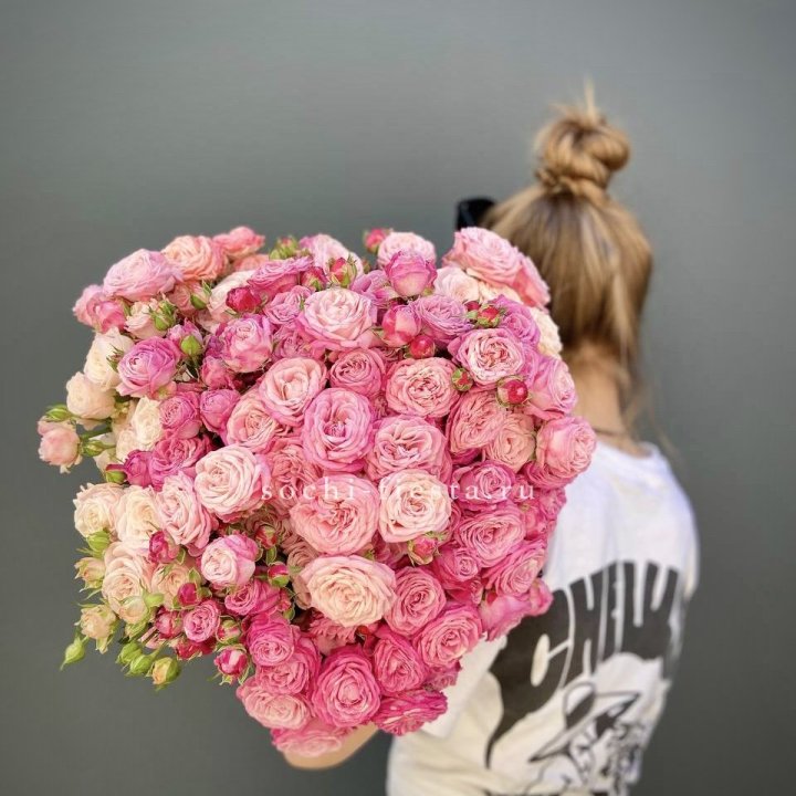 Охапка кустовых роз бомбастик пинк в Прокопьевске