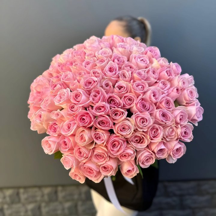 Охапка из 101 розовой розы в Прокопьевске