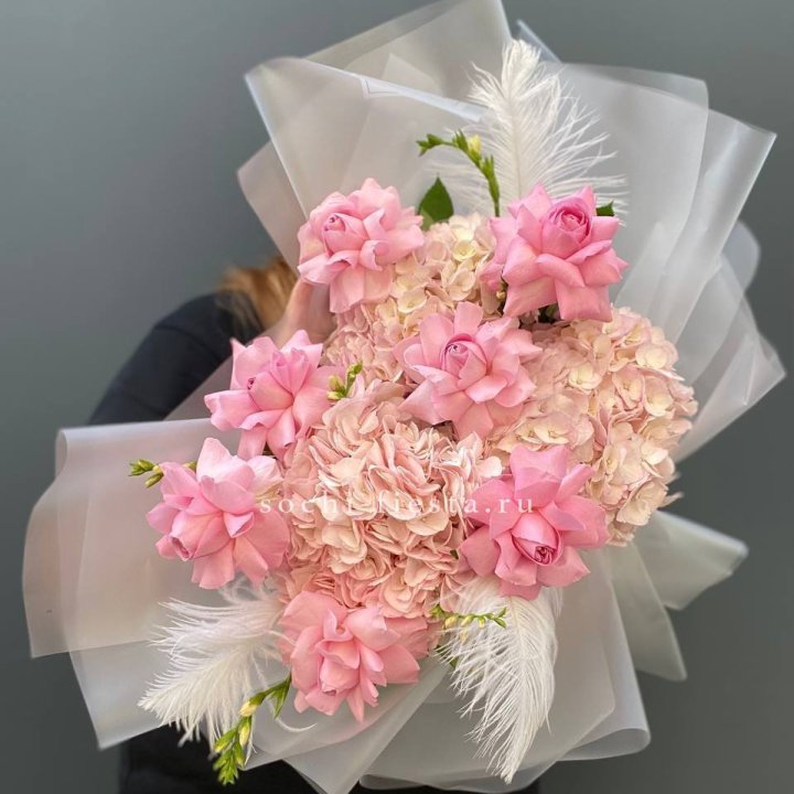  Букет  из гортензий и розовых роз в Прокопьевске