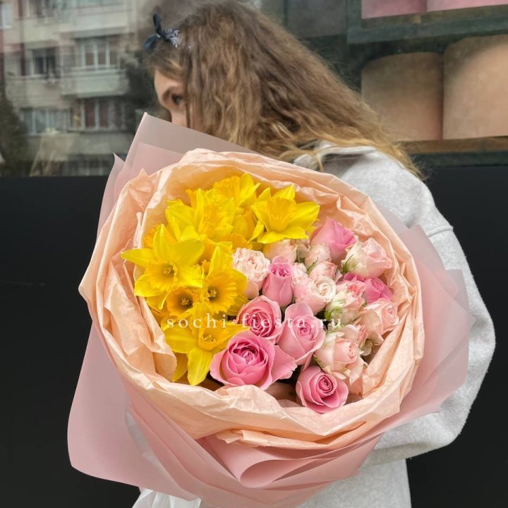 Букет роз и нарциссов в Прокопьевске