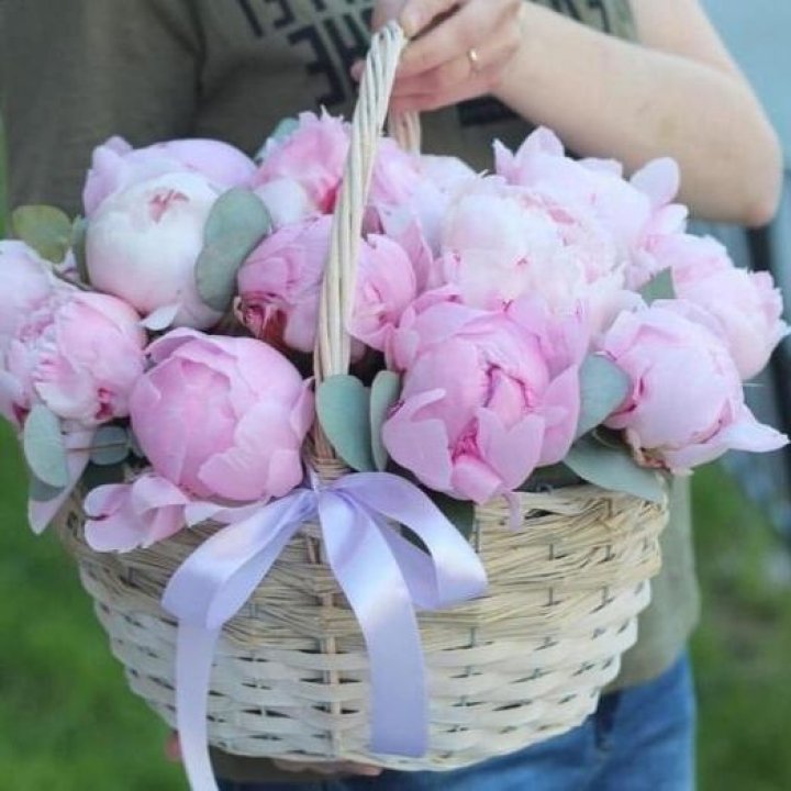 15 пионов в корзине в Прокопьевске