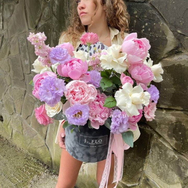 Дизайнерский цилиндр с пионами в Прокопьевске