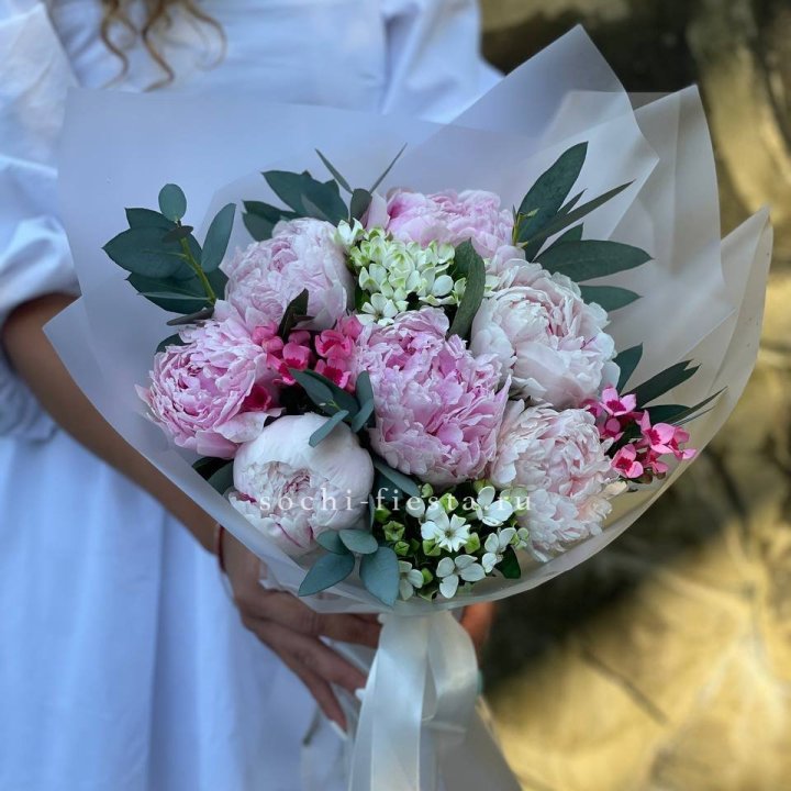 7 зефирных пионов с эвкалиптом в Прокопьевске