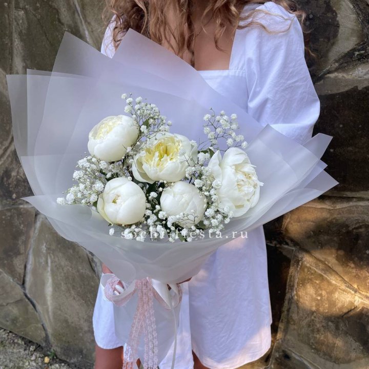 Букет белых пионов "Файв" в Прокопьевске