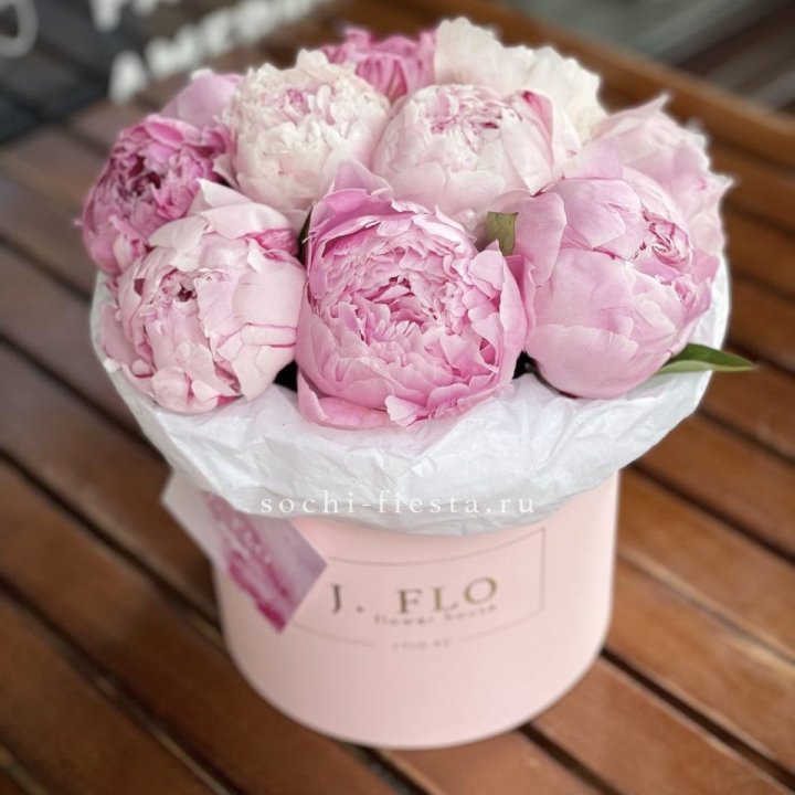 Цилиндр с пионами "Лилу" в Прокопьевске