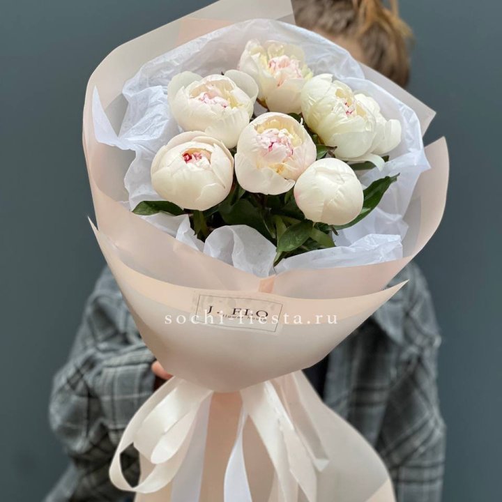 Букет белых пионов в Прокопьевске