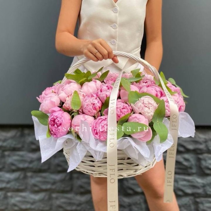 29 пионов в корзине в Прокопьевске