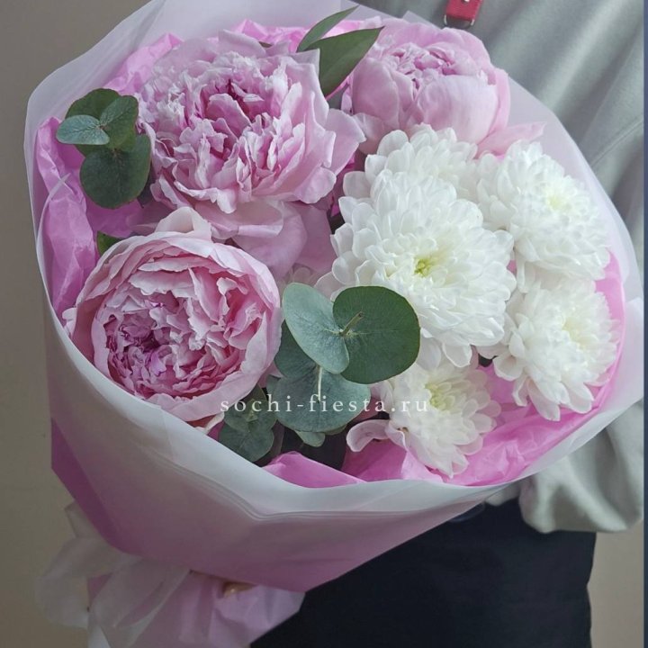 Букет комплимент с пионами в Прокопьевске