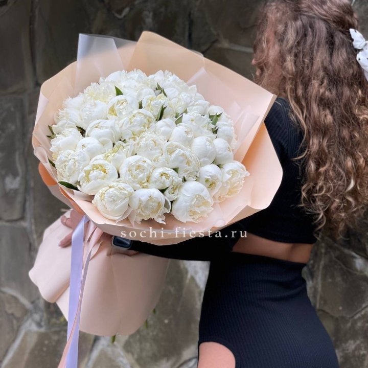 35 белых пион в Прокопьевске