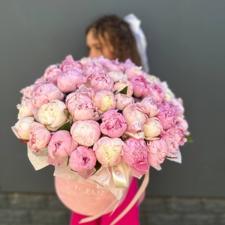 51 нежных пионов  в цилиндре в Прокопьевске