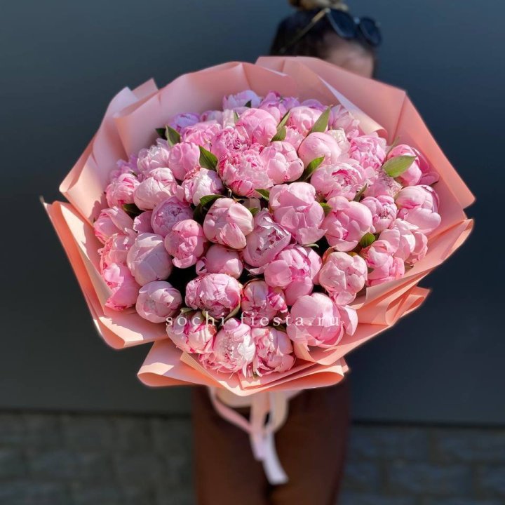 Нежный букет 51 пионов  в Прокопьевске
