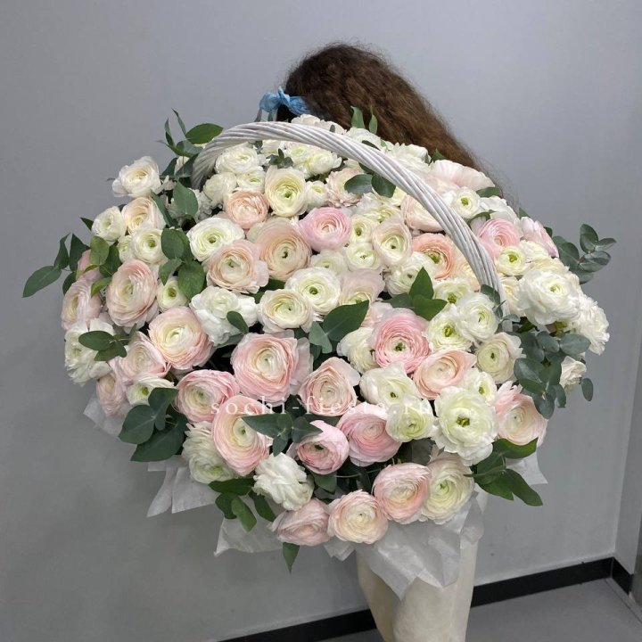 Ранункулюсы в корзине в Прокопьевске