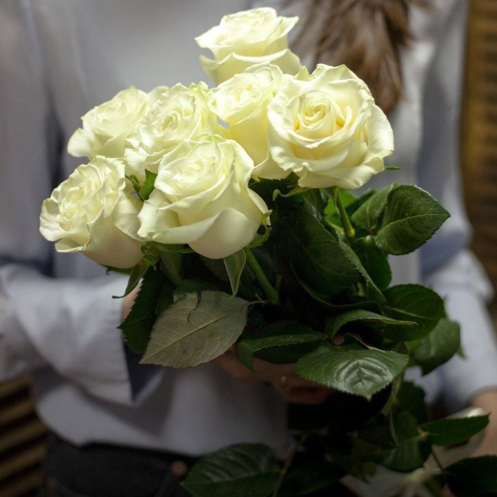 7 белых роз в Прокопьевске