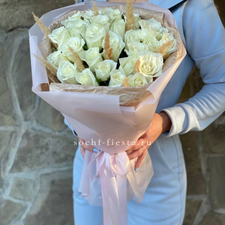 25 белых роз с сухоцветами в Прокопьевске