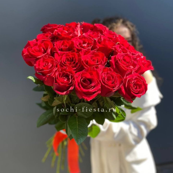 25 высоких красных роз в Прокопьевске