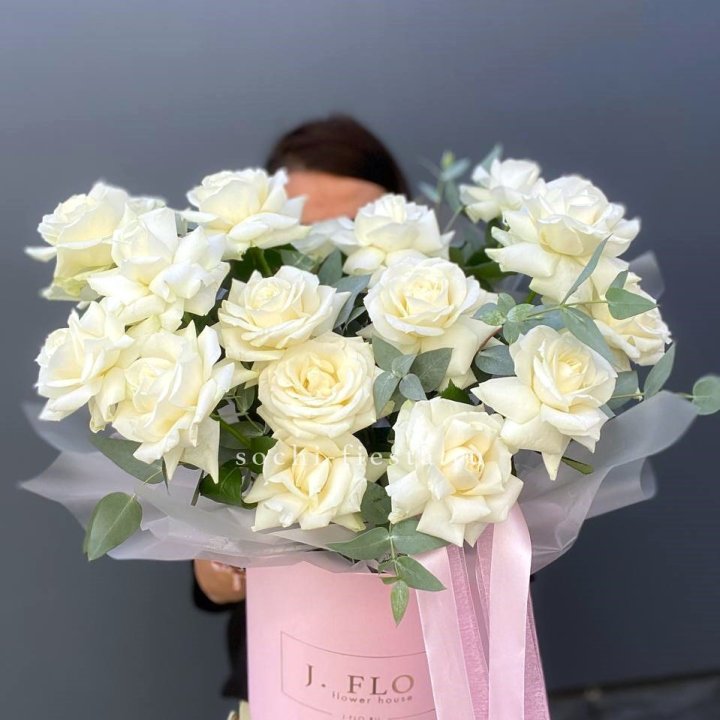 17 Французских белых роз в боксе в Прокопьевске