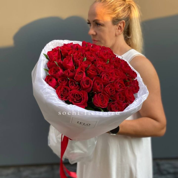 51 роза мадам ред в нежном оформлении в Прокопьевске
