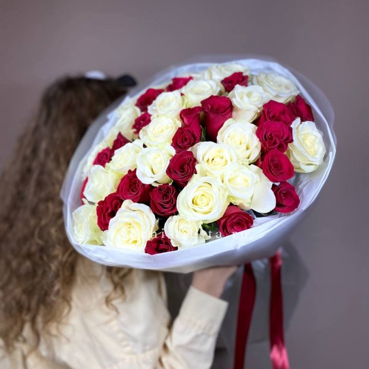 Букет из красных белых 45 роз в Прокопьевске
