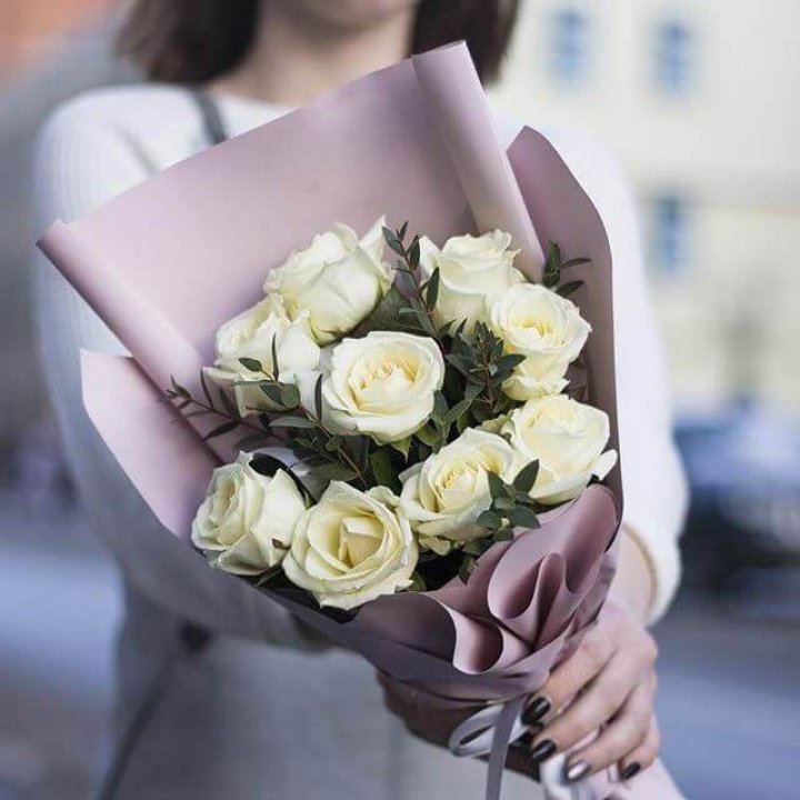9 белых  роз "Минт" в Прокопьевске