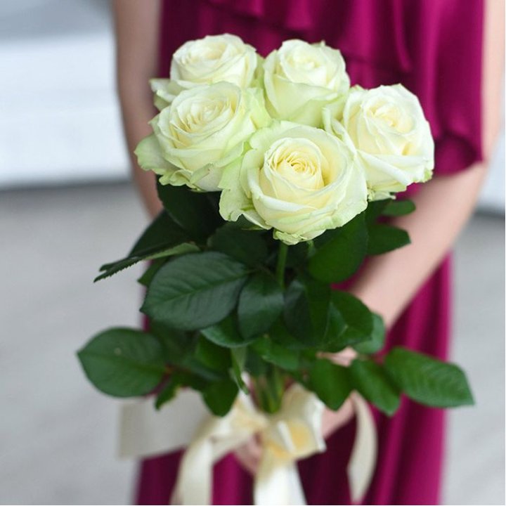 5 белых роз в Прокопьевске