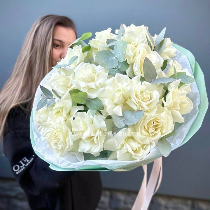 19 Белых французских роз "Ноте бьянке" в Прокопьевске