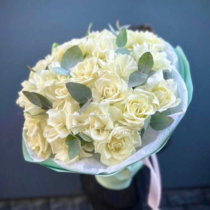 25 Белых французских роз "Ноте бьянка" в Прокопьевске