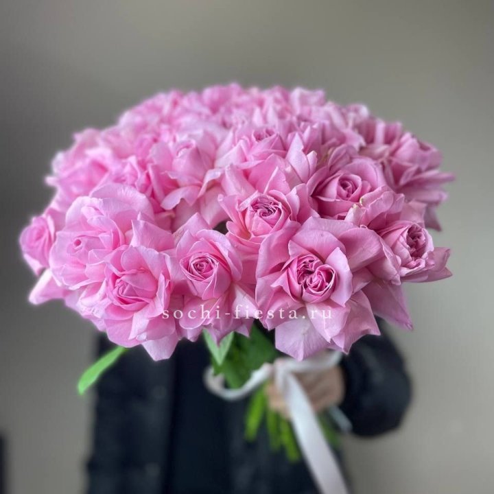 25 розовых французских роз в Прокопьевске