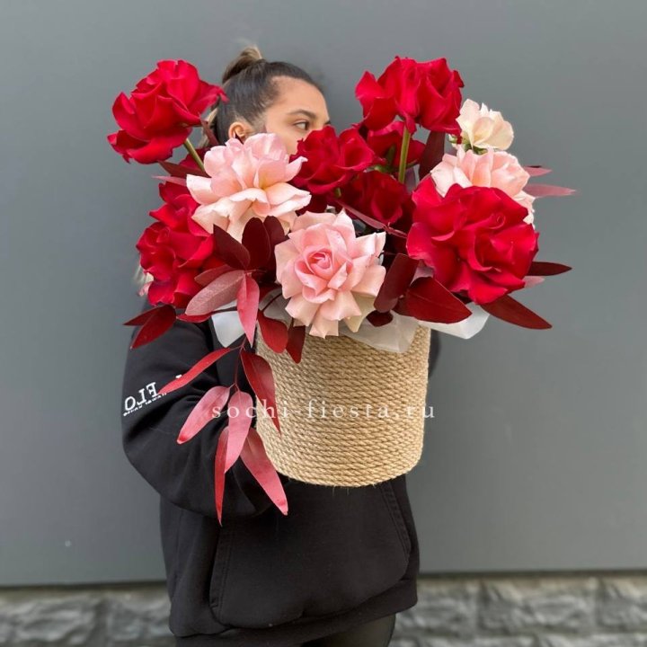 15 Французских роз в джутовом кашпо в Прокопьевске