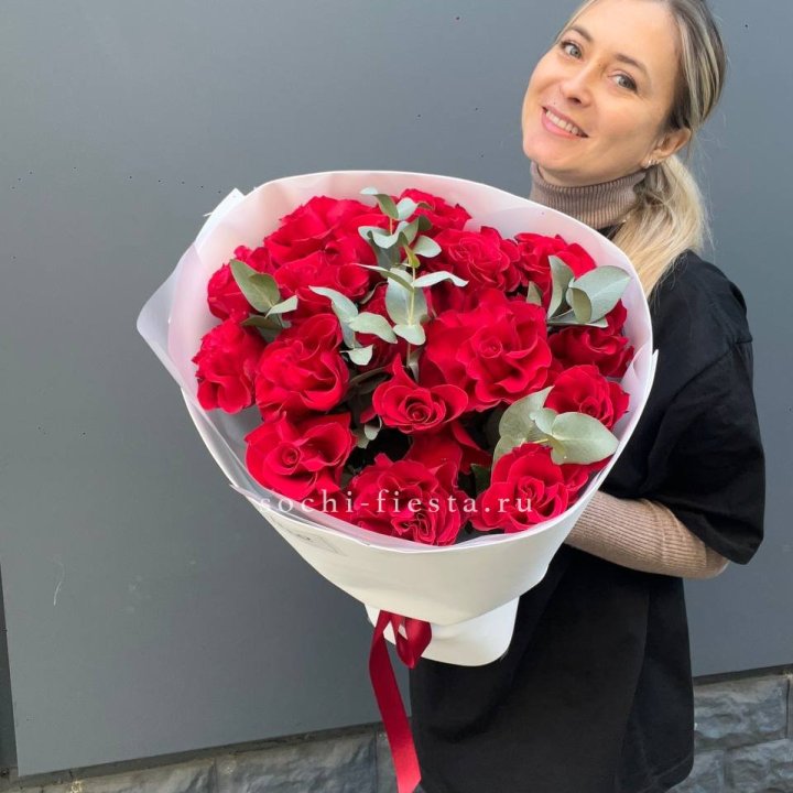 17 Красных французских роз в Прокопьевске