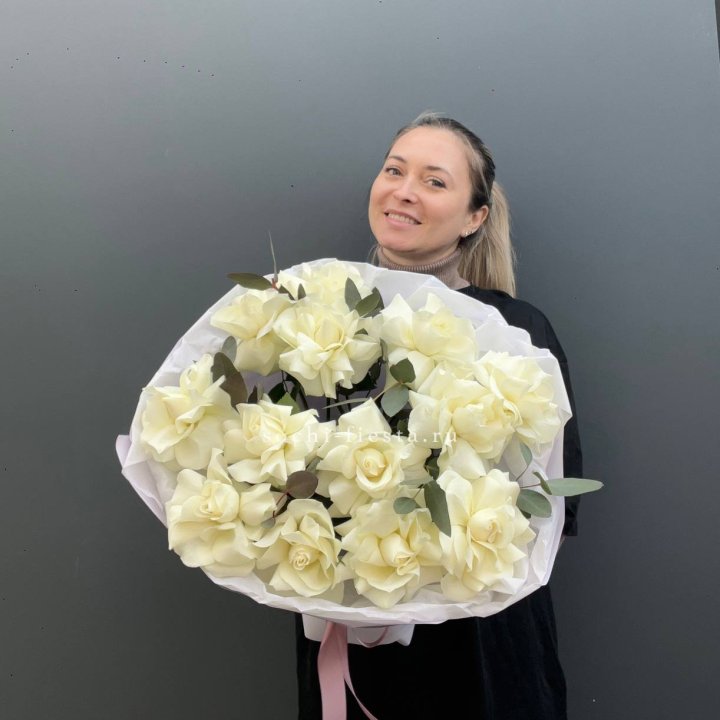 13 Белых французских роз Облако в Прокопьевске
