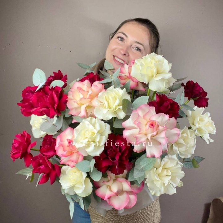 35 французских роз микс в джутовом боксе в Прокопьевске