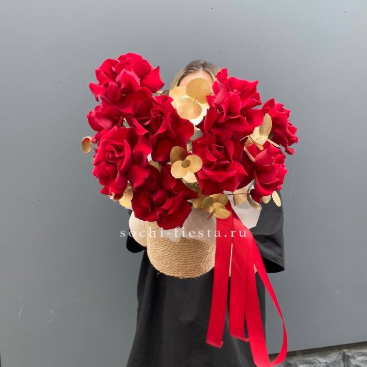 Красные французские розы в джутовом кашпо в Прокопьевске