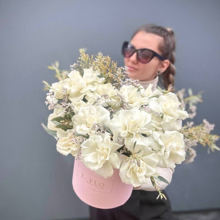 17 Французских белых роз в коробке Афина в Прокопьевске