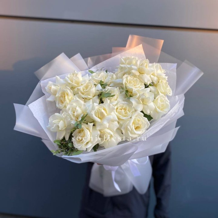 Пышный букет из белых роз в Прокопьевске
