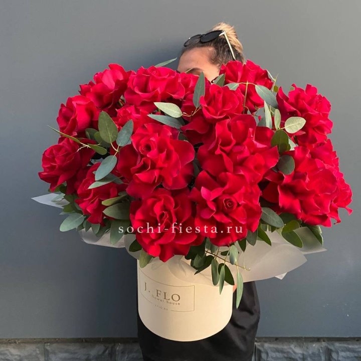 25 Французских красных роз в коробке в Прокопьевске
