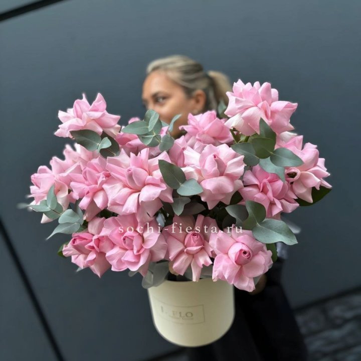 17 Розовых французских роз в боксе в Прокопьевске