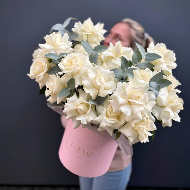 25 Французских белых роз в боксе в Прокопьевске