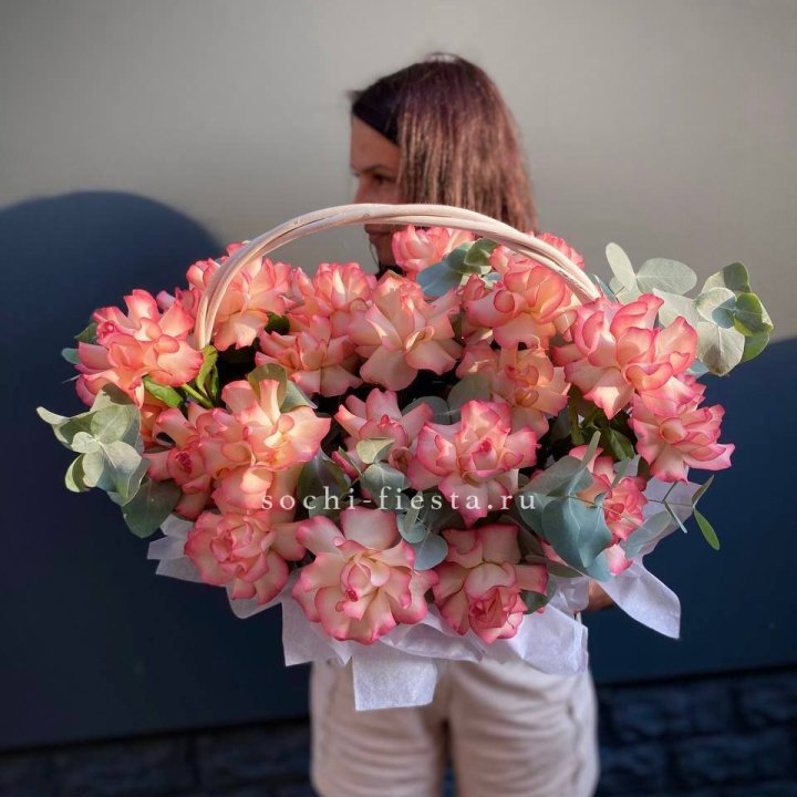 25 Французских роз Джумилия в корзине в Прокопьевске