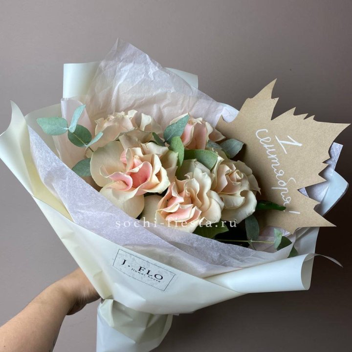 Букет кремовых роз к дню знаний в Прокопьевске