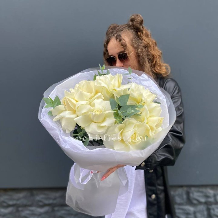 7 Белых французских роз  в Прокопьевске