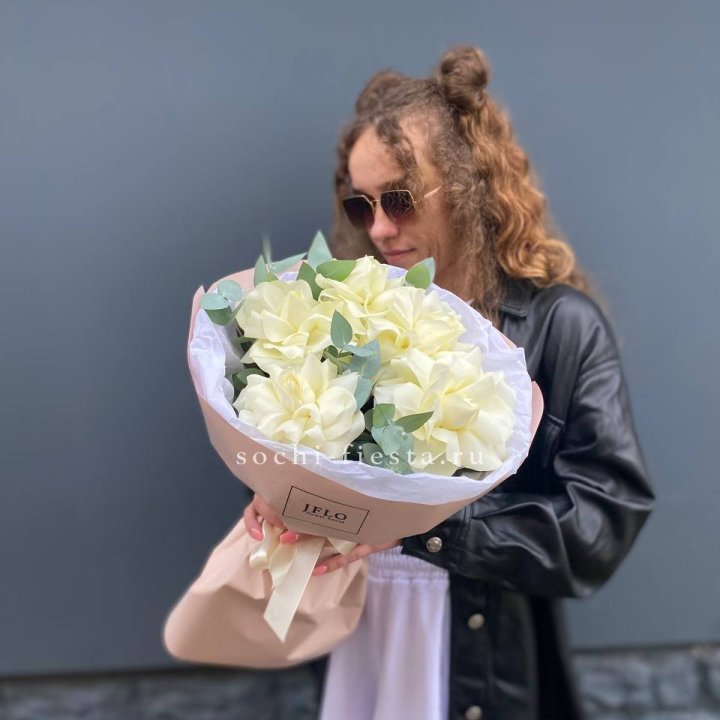 5 Белых французских роз в Прокопьевске