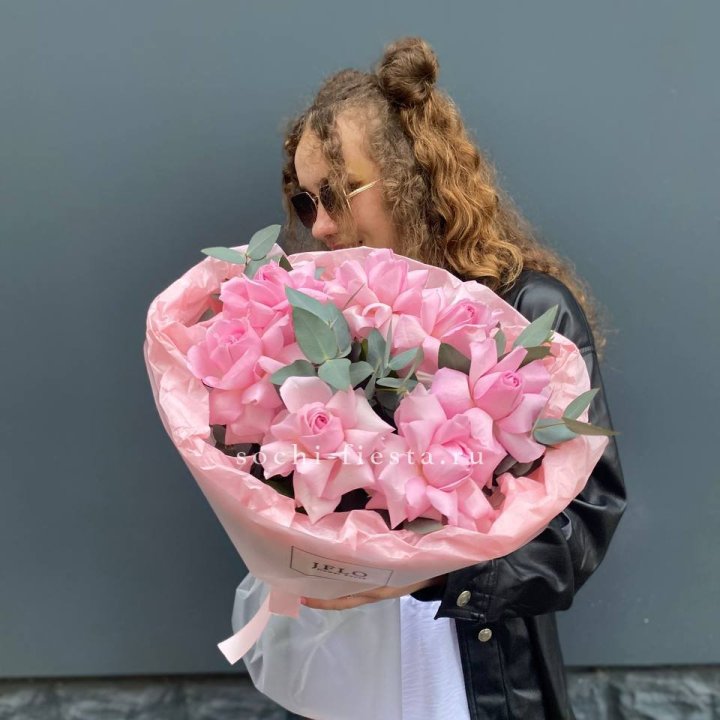 7 розовых роз в Прокопьевске