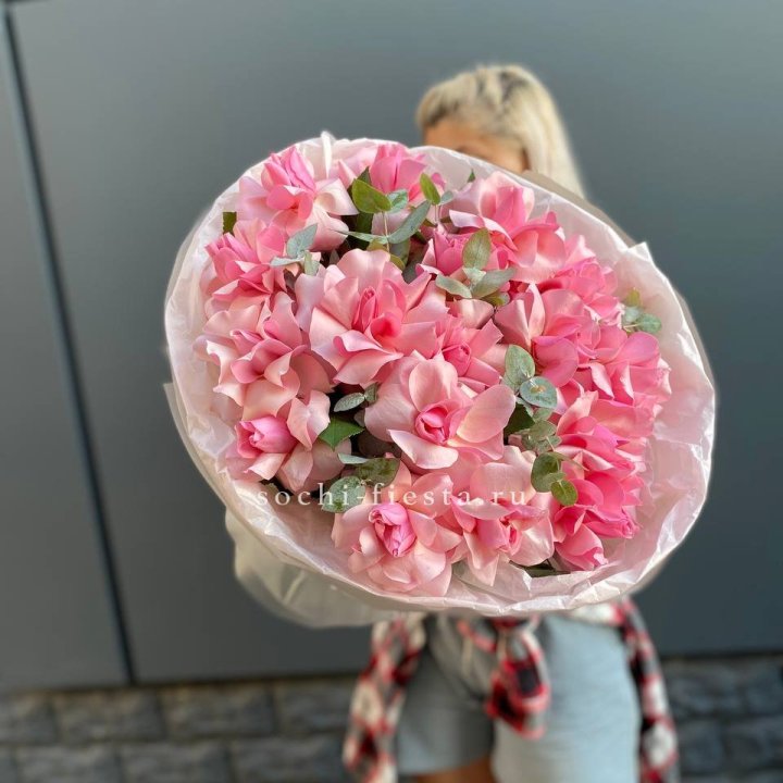 17 розовых роз в Прокопьевске