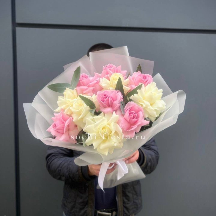 11 бело-розовых роз в Прокопьевске
